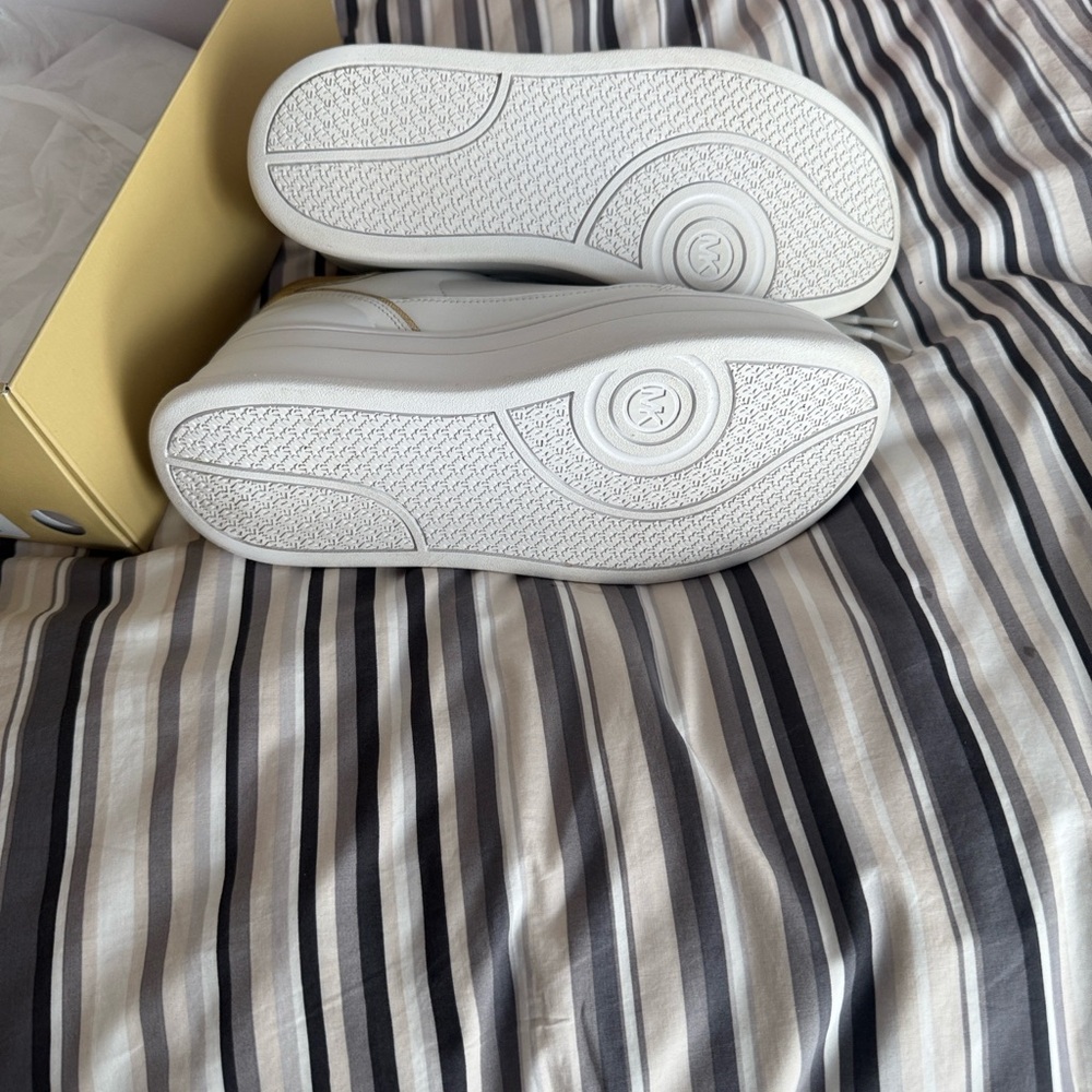 Michael Kors Hayes Lace Up Leather Fashion Sneakers. Optic White/Pale Gold - Picture 4 of 5